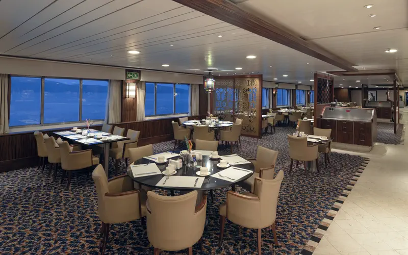 Deniz manzaralı restoran masaları